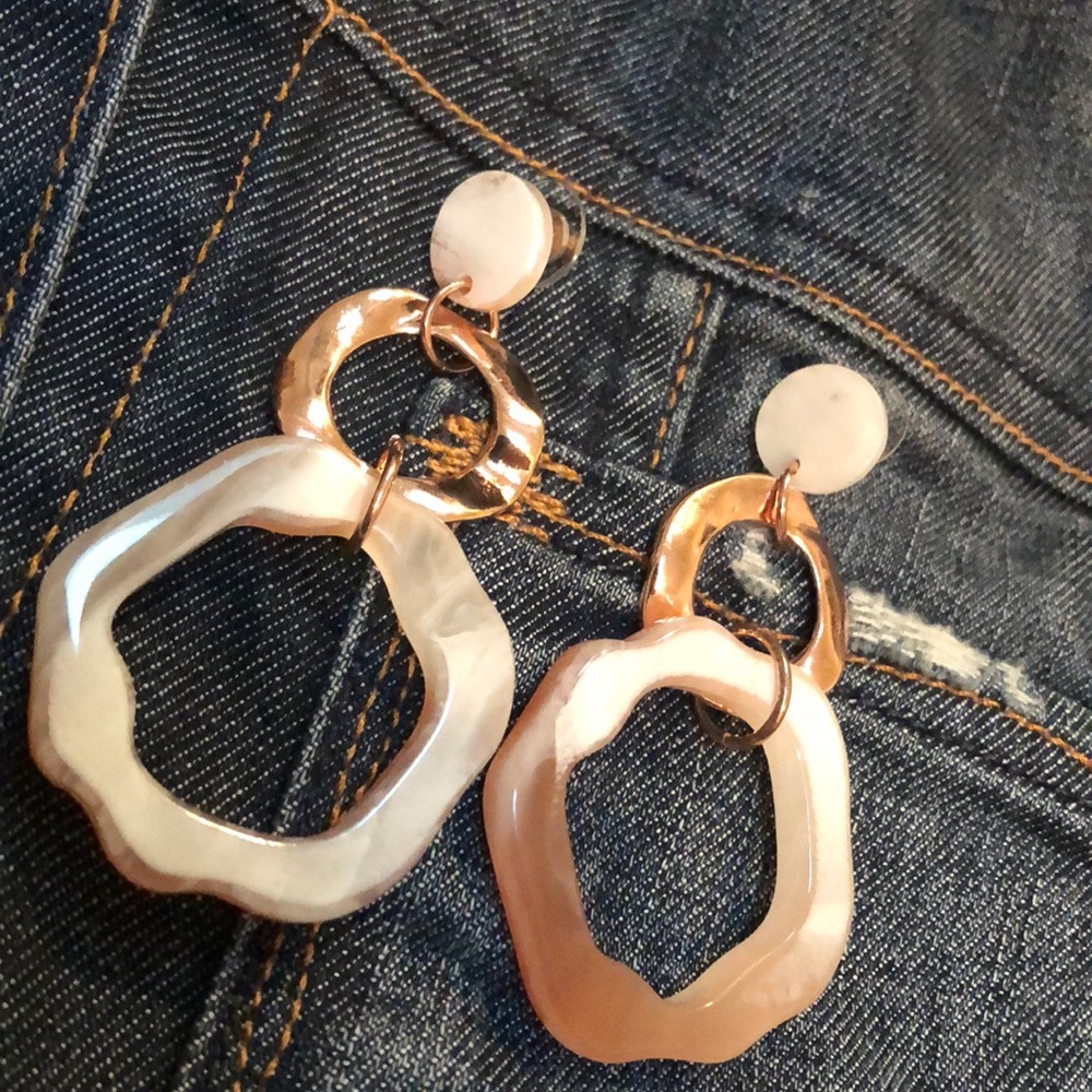 Lightweight Pink lucite Earrings. - Picture 2 of 2